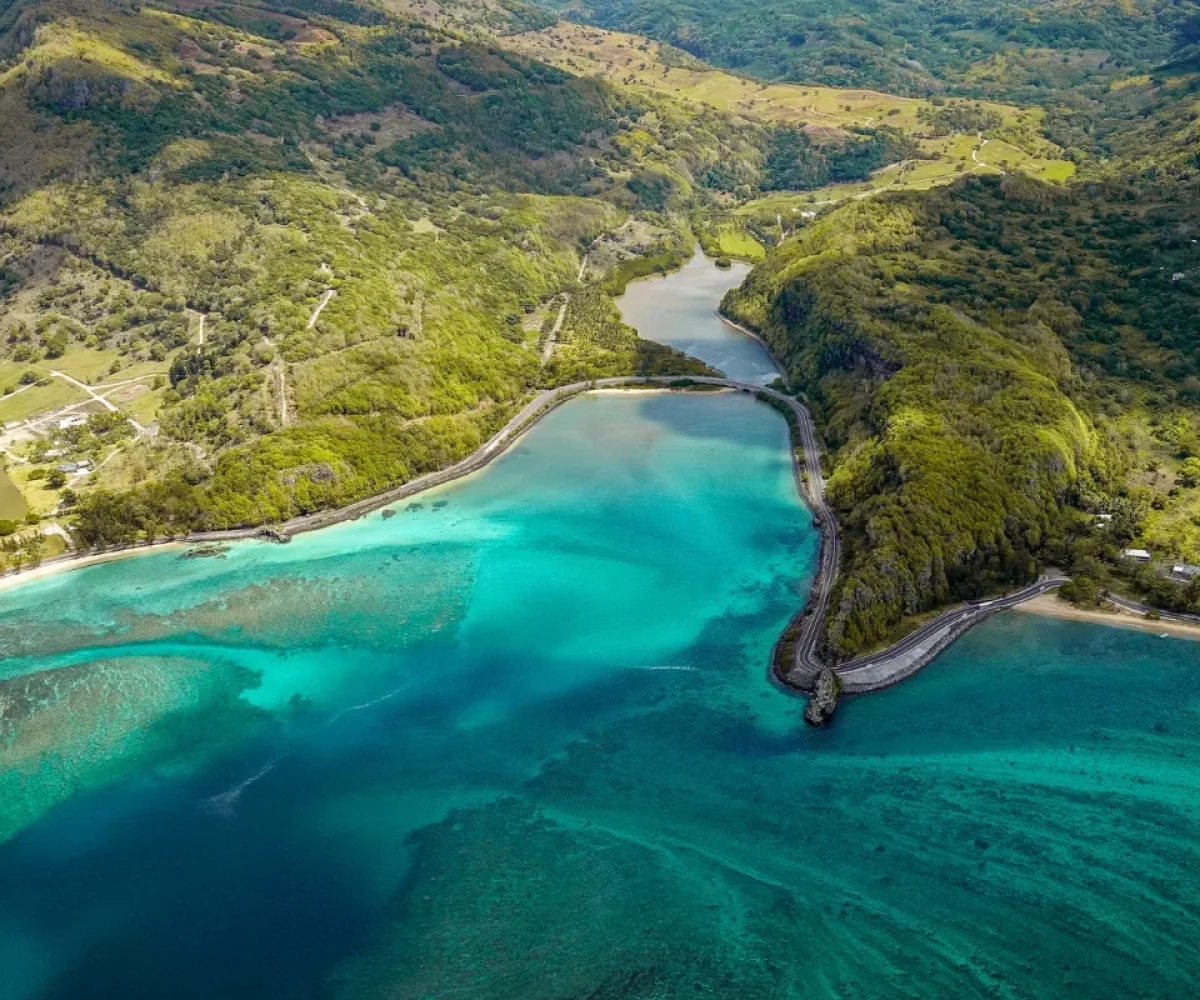 The Baie du Cap coastal road winding between the mountains and the sea