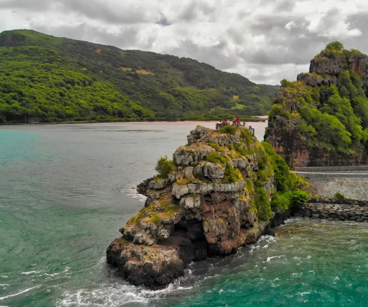 The winding Maconde road along the south-west coast of Mauritius